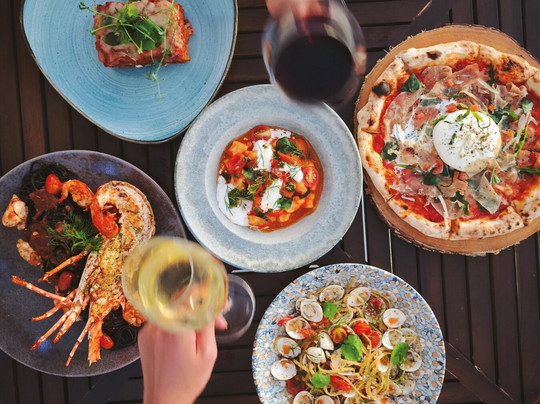 班淘海滩餐馆和美食-Azzurra Phuket