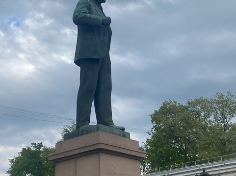 Monument to Academician Pavlov-Ryazan必去景点