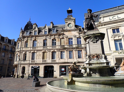 Statue de Charles de Gonzague-沙勒维尔梅济耶尔必去景点