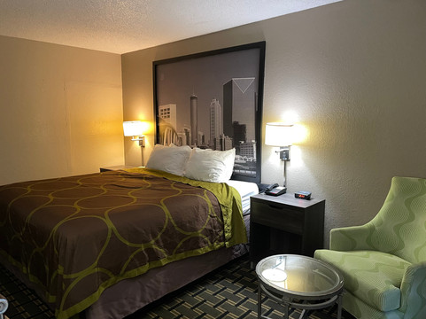 韦克罗斯速8酒店主图