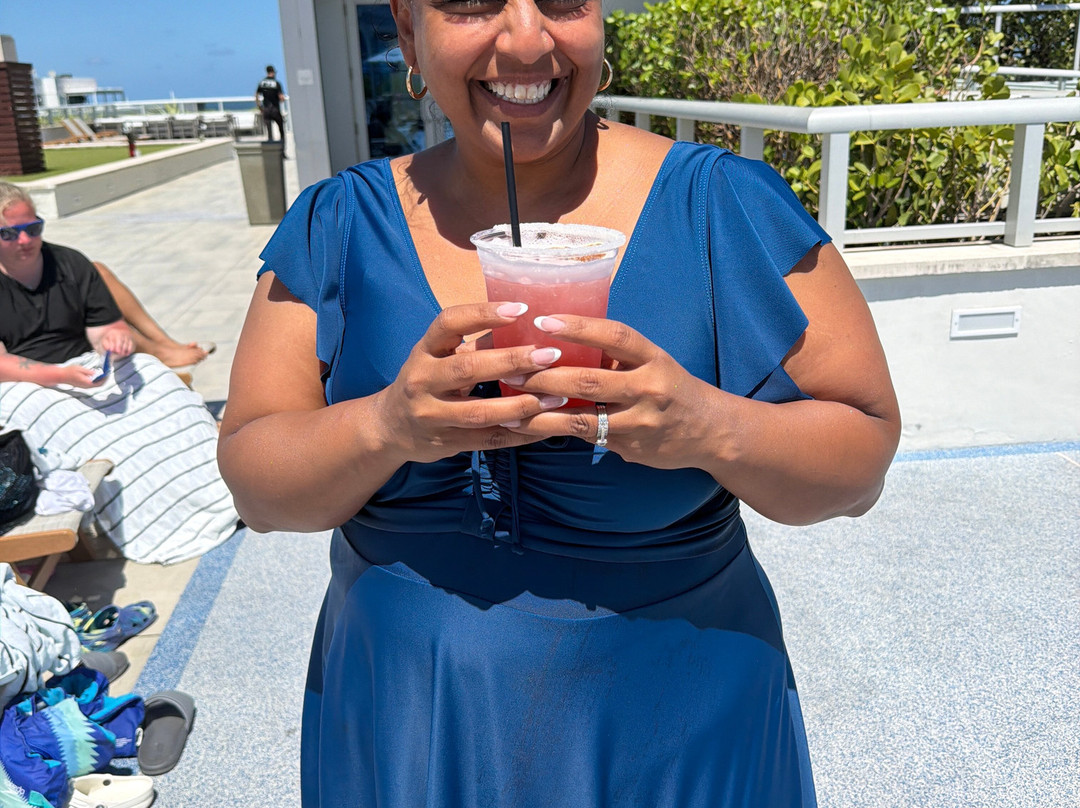 最佳住宿屋顶泳池好莱坞海滩人行道主图