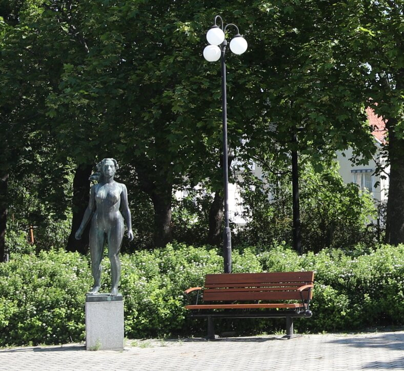 Statue Mädchen im Wind (Statue de la Jeune fille dans le vent)