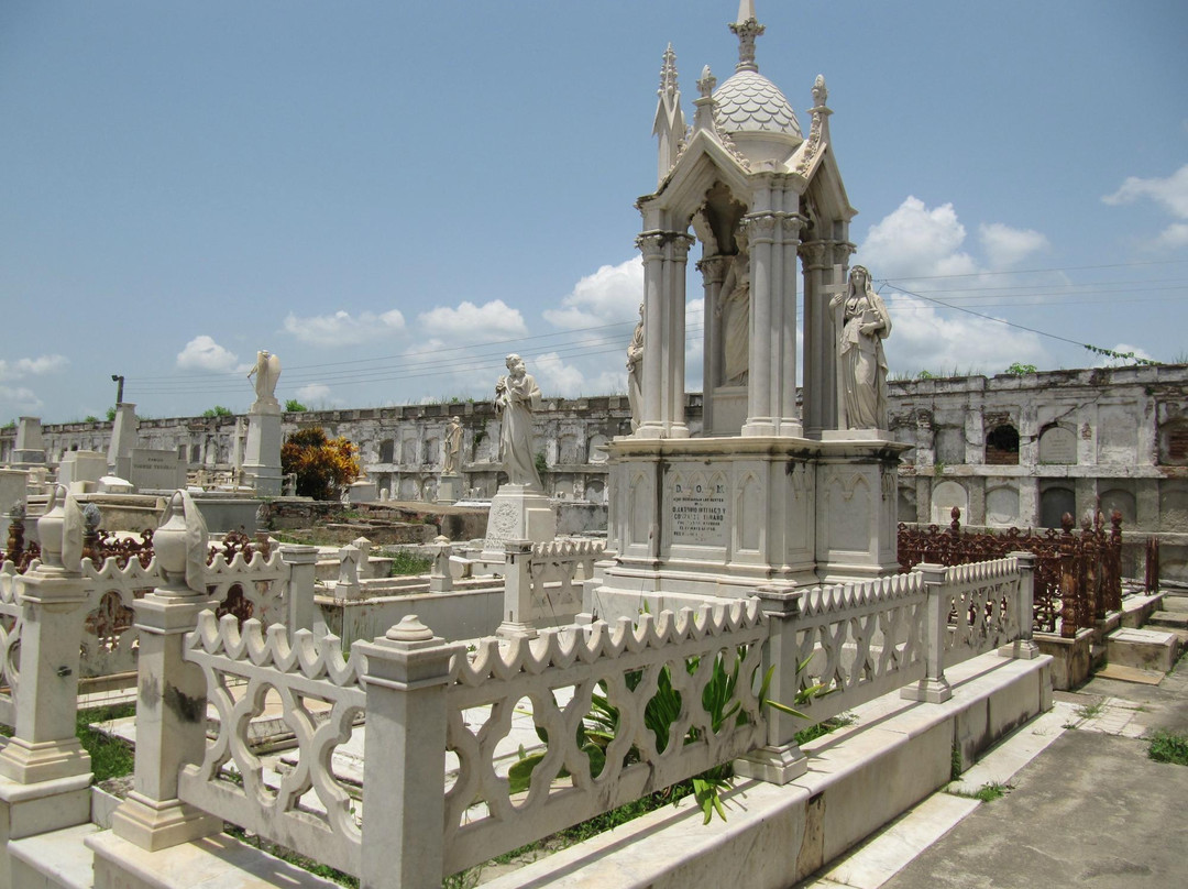 Tomas Acea Cemetery景点图片