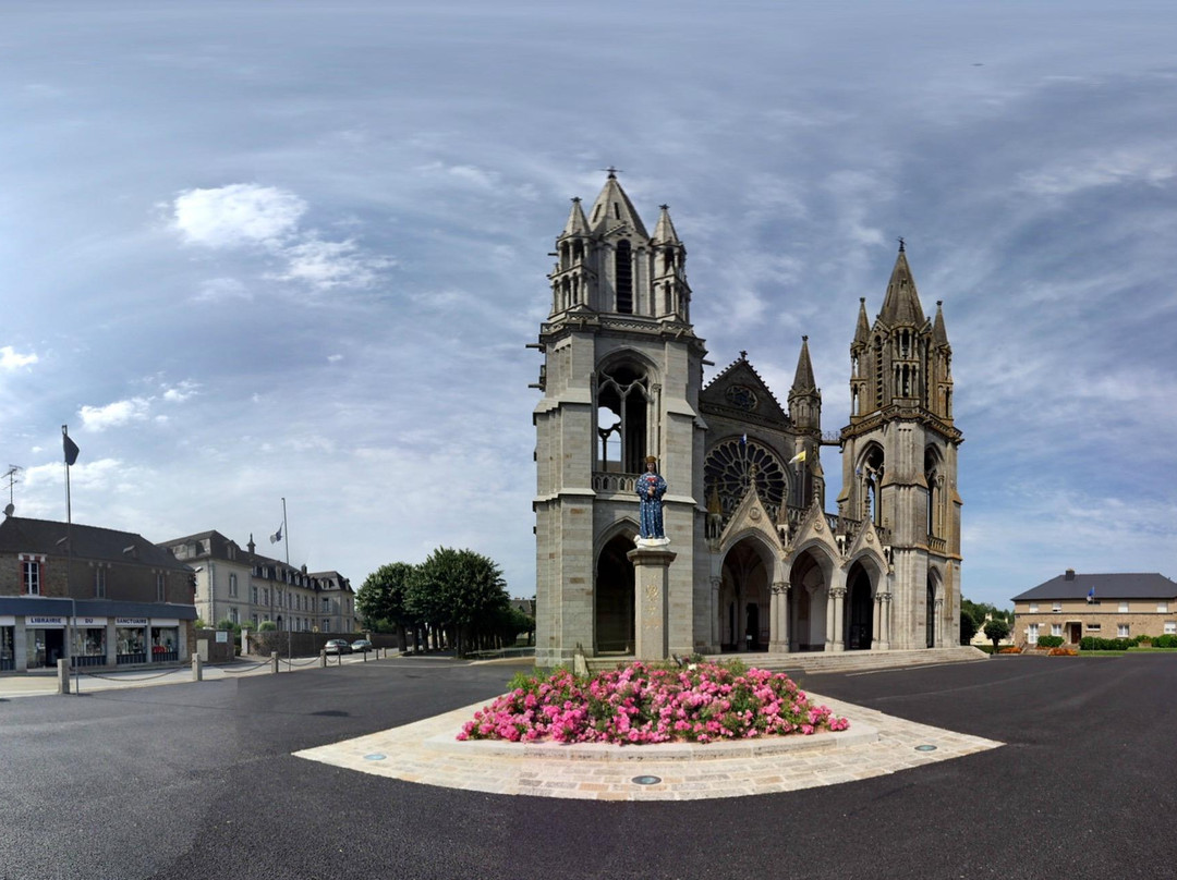 Basilique de Notre Dame de Pontmain景点图片
