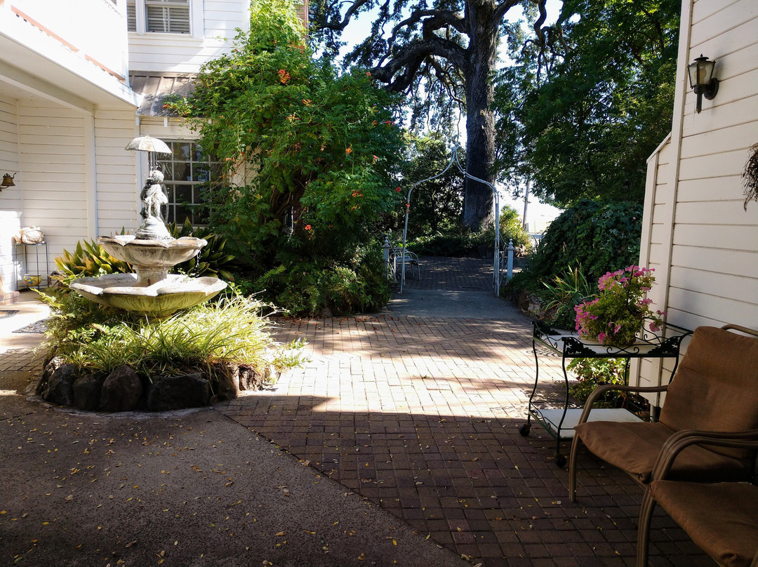 Grand Oaks Inn