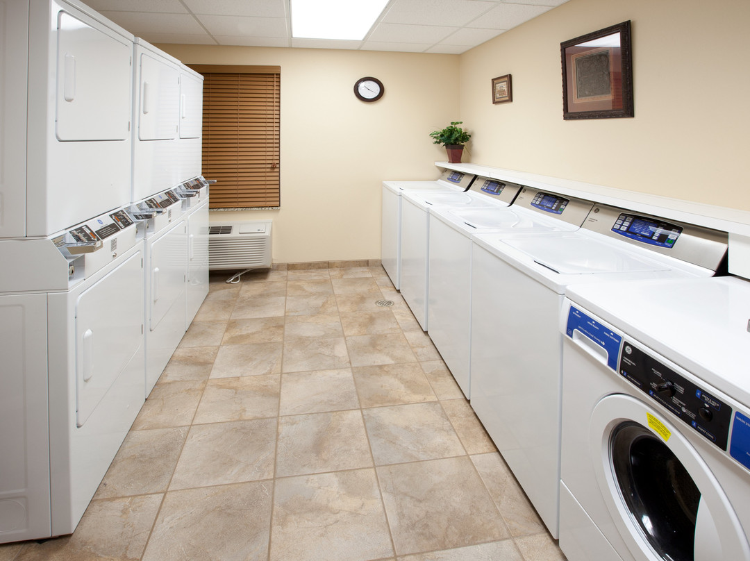 雷德克里夫诺克斯堡烛木套房酒店主图