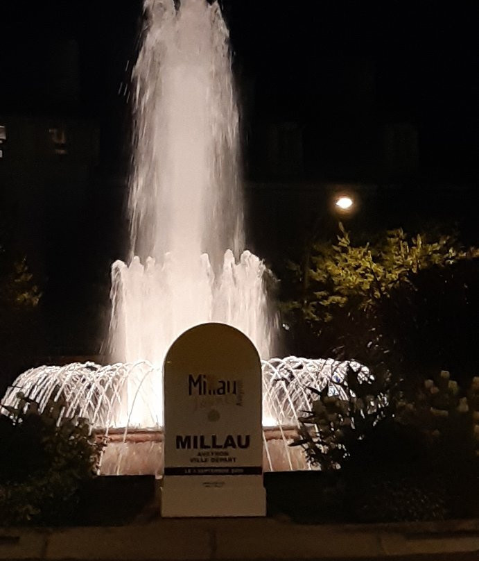 Fountain  Place du Mandarous in Millau-米约必去景点