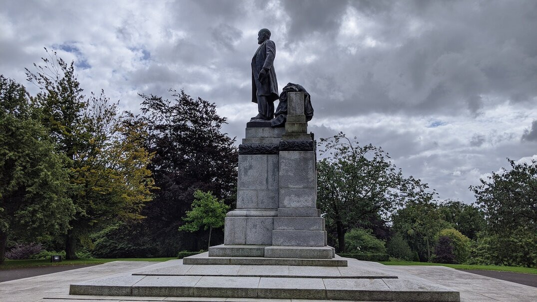 Andrew Carnegie Statue-丹弗姆林必去景点