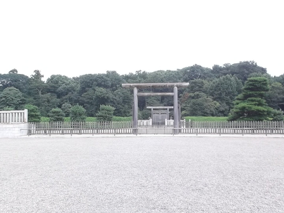 Mausoleum of Emperor Jinmu景点图片