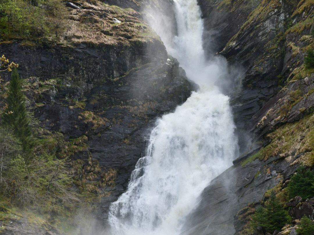 Huldefossen Waterfall景点图片