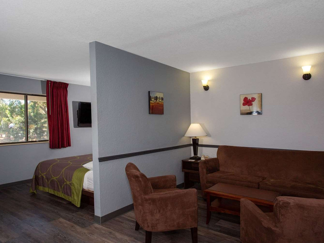 Super 8 by Wyndham Naples主图