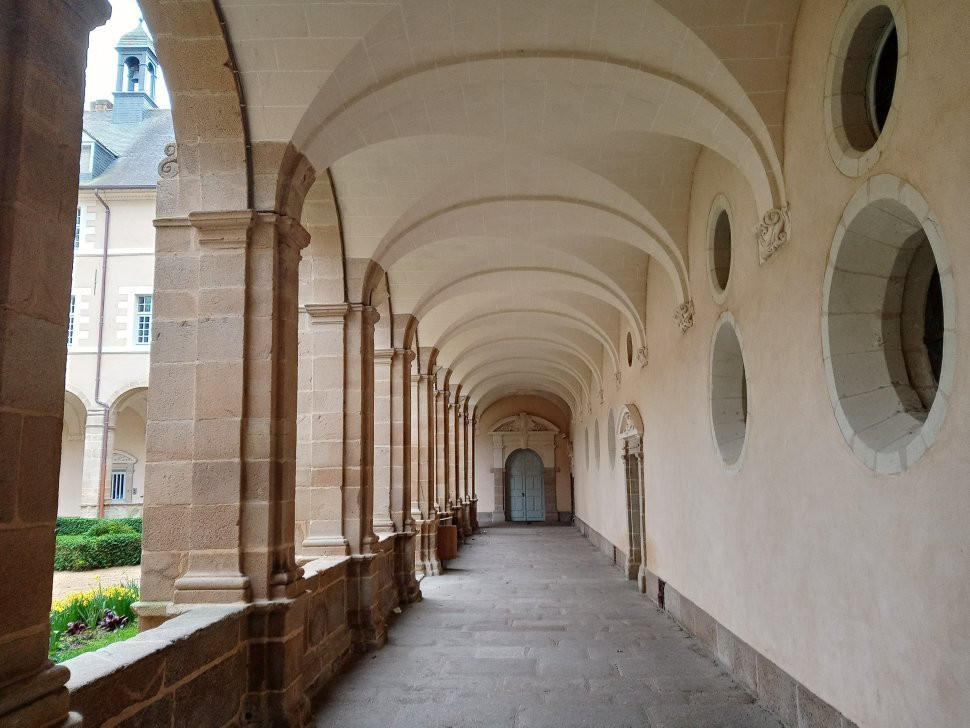 St. Sauveur Abbey景点图片