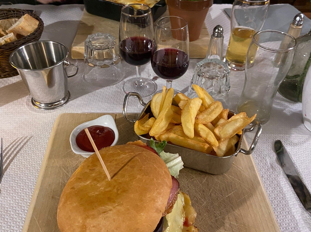 多麦娜德巴喜乐酒店主图