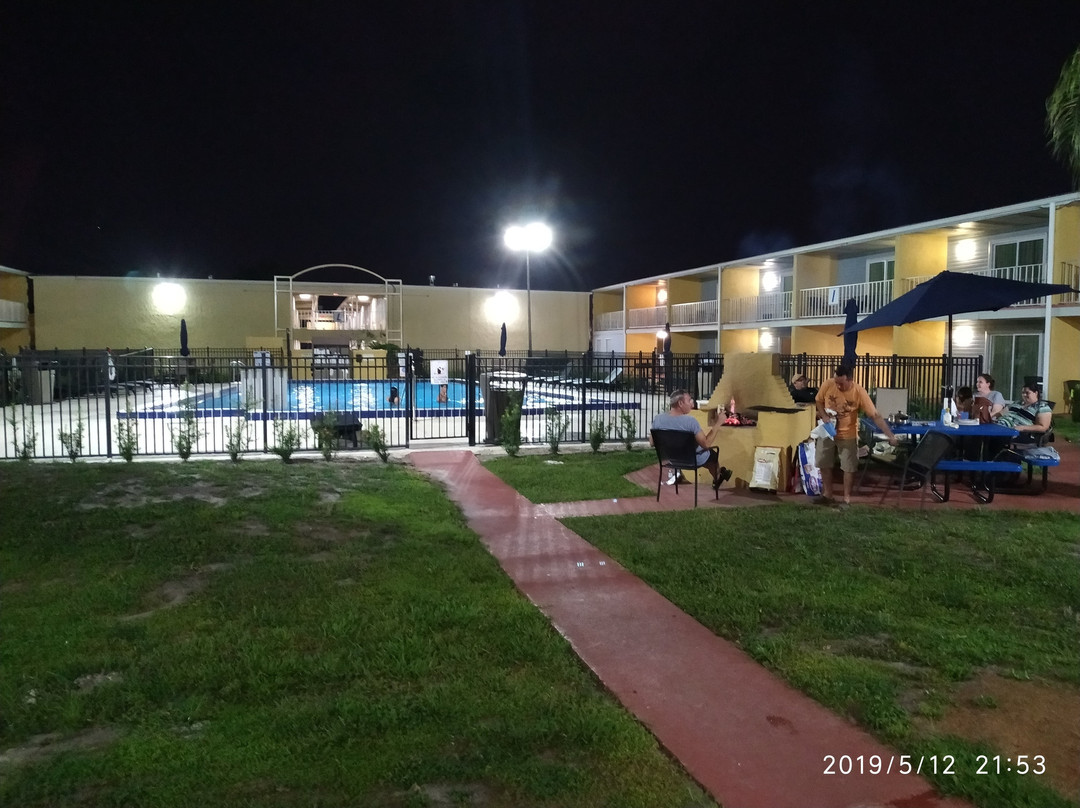 老城塞利布雷森套房酒店主图