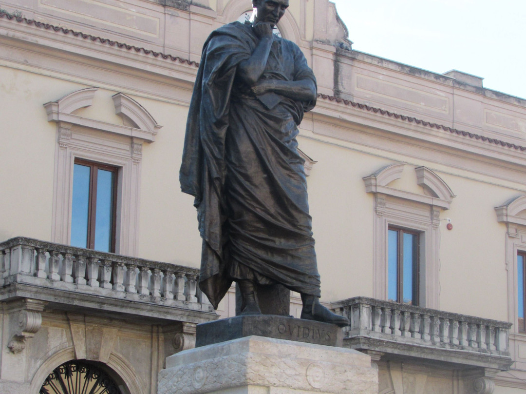 Statua di Ovidio-苏尔莫纳必去景点