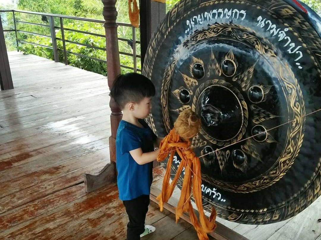 Wat Phra Bat Pupha Daeng-寨封必去景点