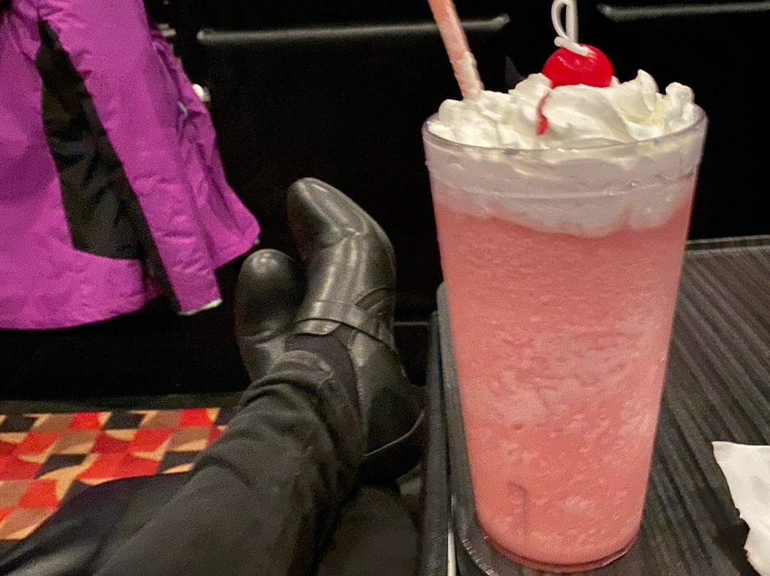 Hollywood Palms Cinema-内珀维尔必去景点