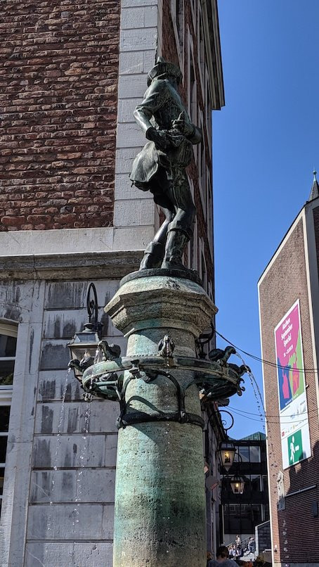 Huehnerdieb Brunnen-亚琛必去景点