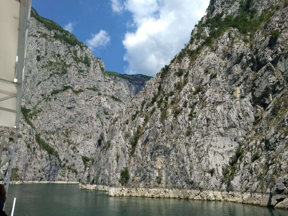 Komani Lake Boat Tours景点图片