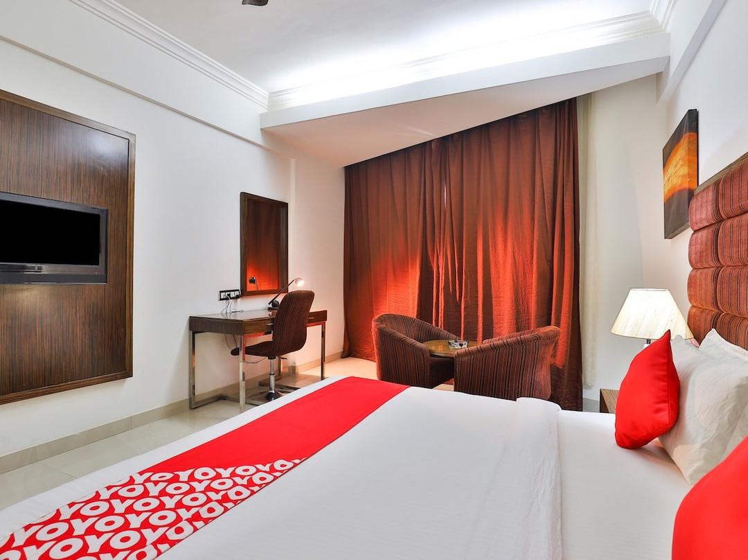 Super Townhouse Oak Bharuch Near Railway Station主图