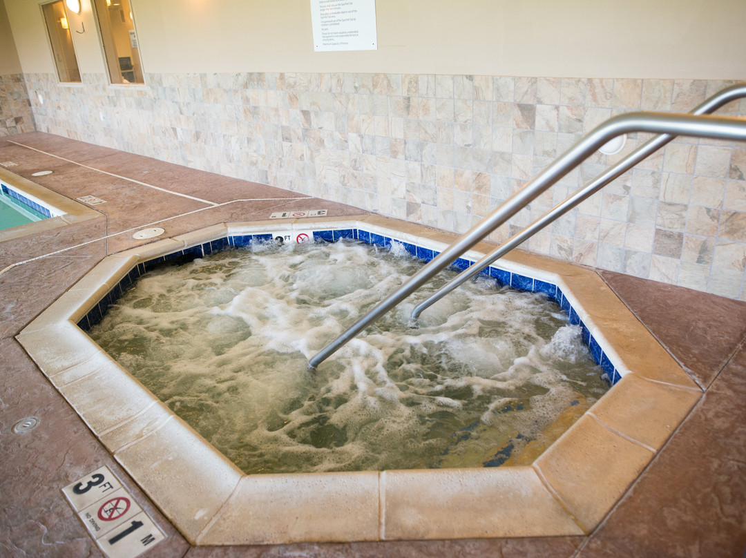 诺斯伍兹快捷假日&套房酒店主图