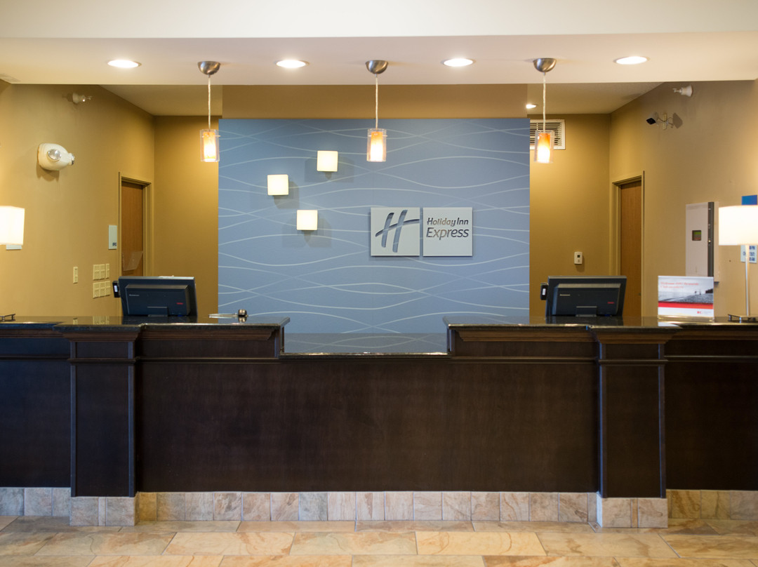 诺斯伍兹快捷假日&套房酒店主图