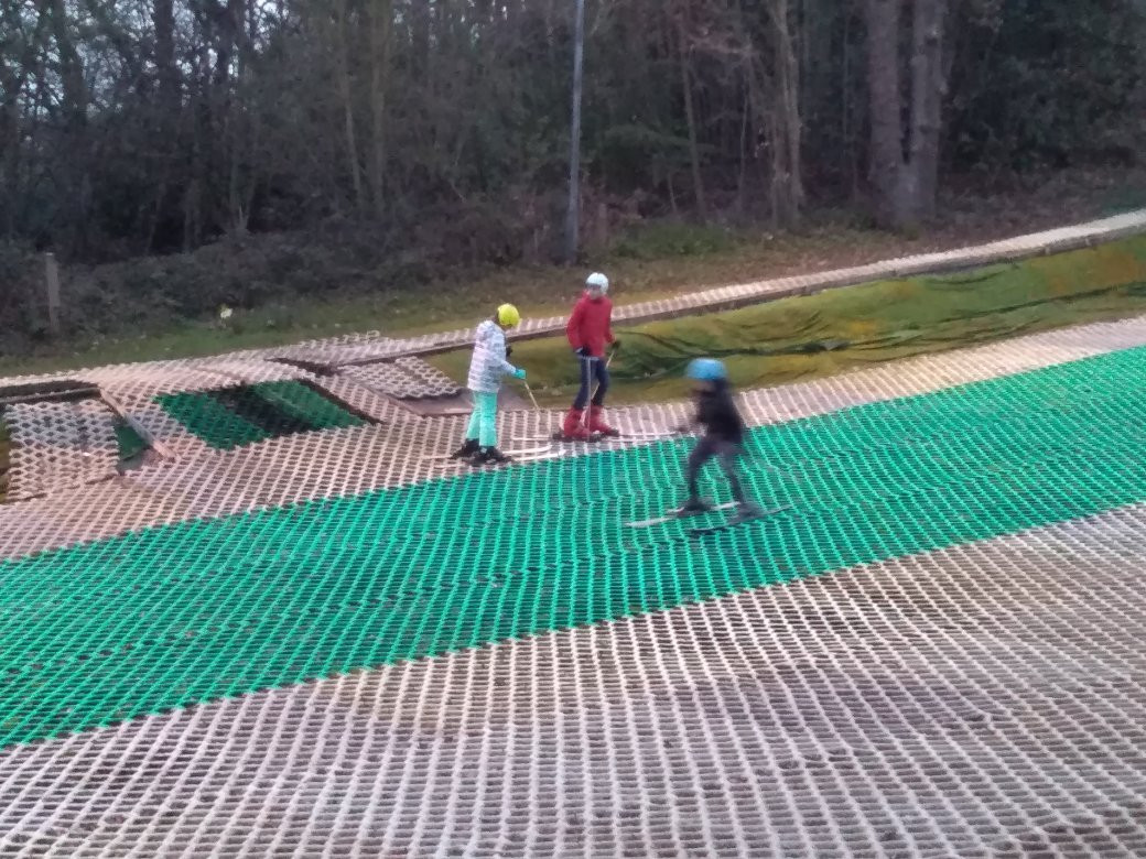Brentwood Park Ski & Snowboard Centre景点图片