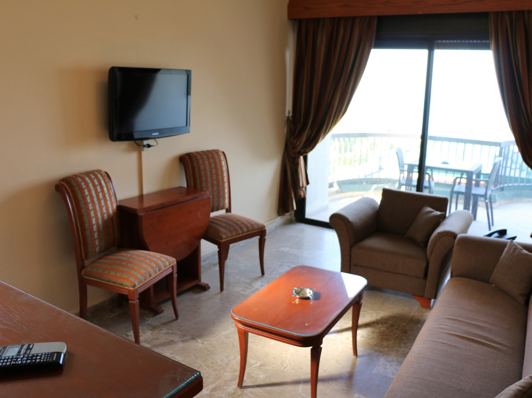 Holiday Suites Hotel & Beach Resort主图