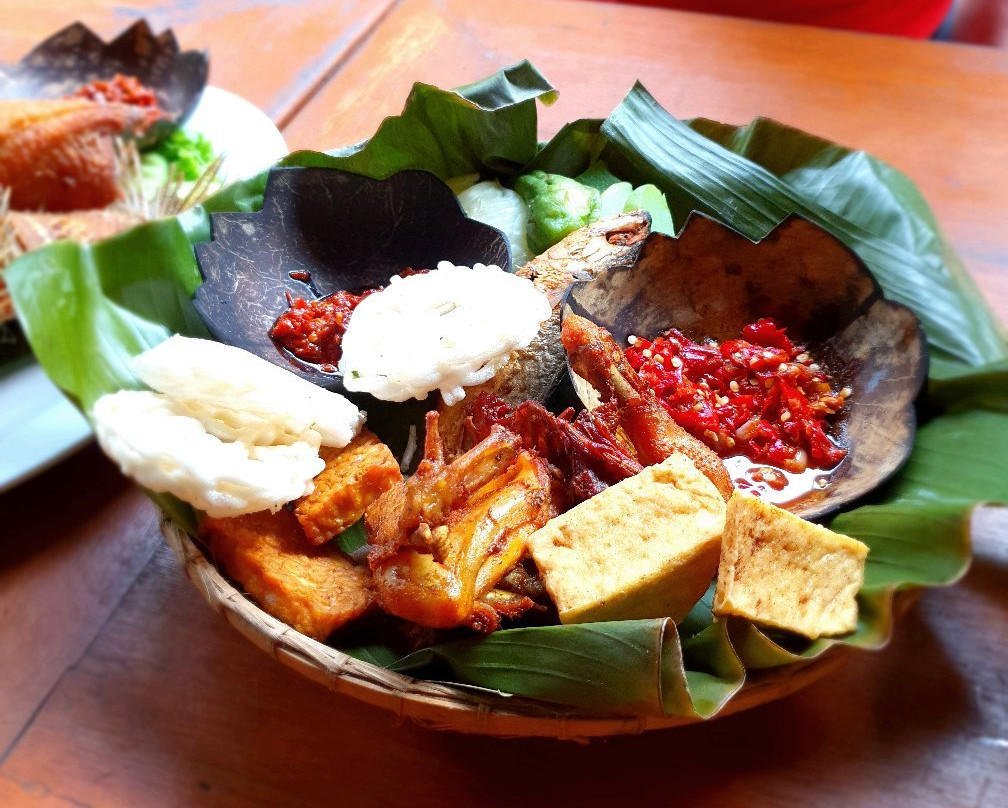 Cihideung餐馆和美食-Kampung Daun