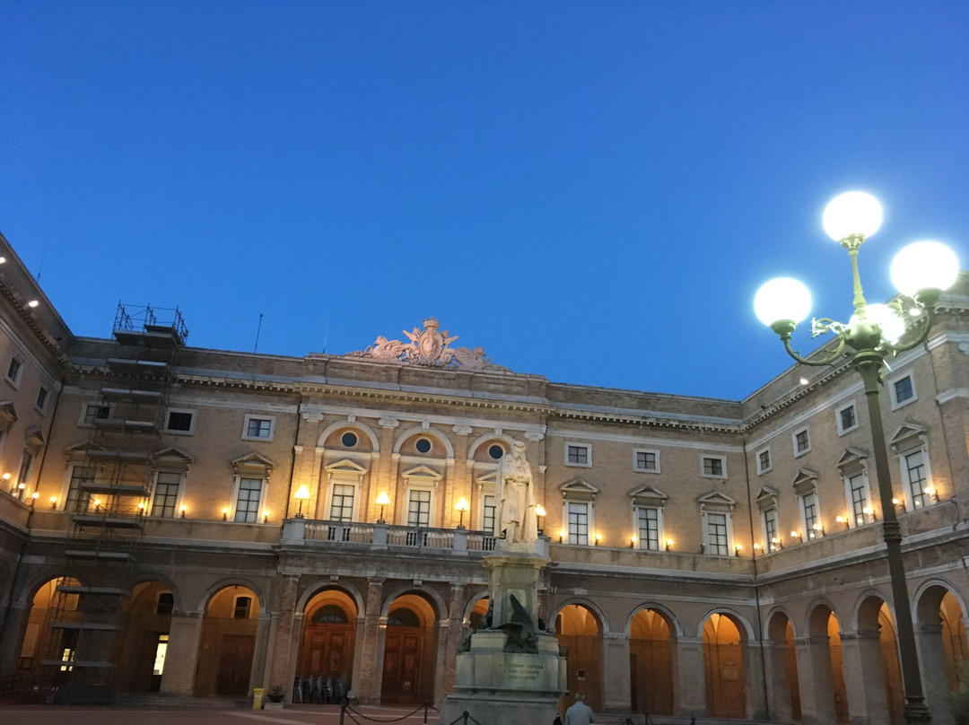 Piazza Giacomo Leopardi e Palazzo Comunale景点图片