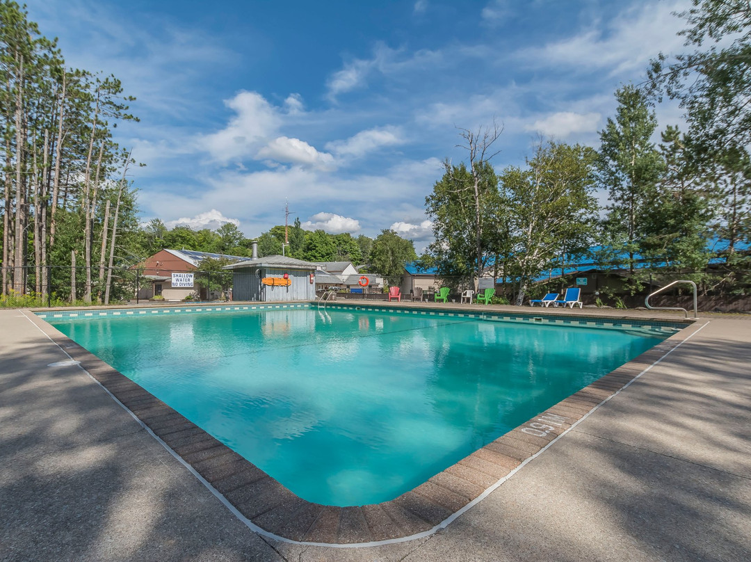 Jolly Roger Inn & Resort