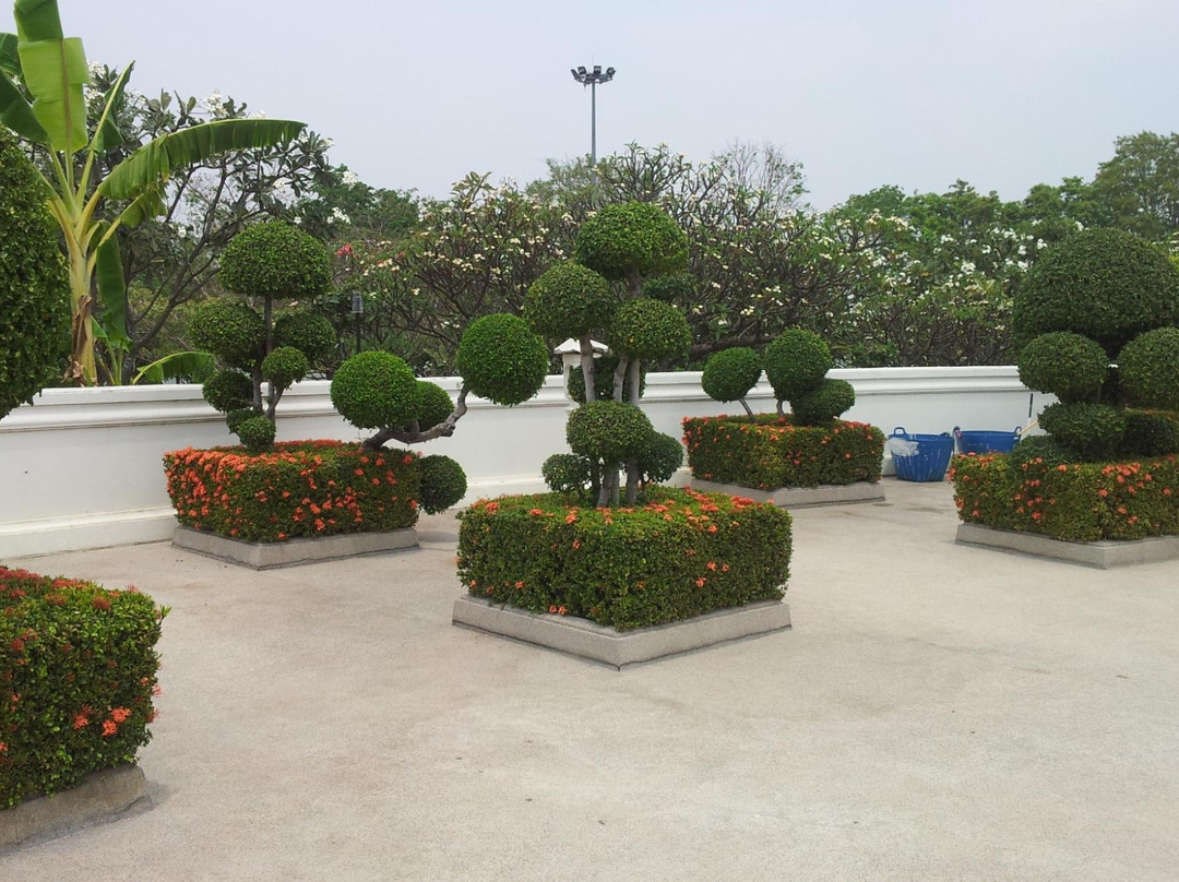 Queen Suriyothai Monument景点图片