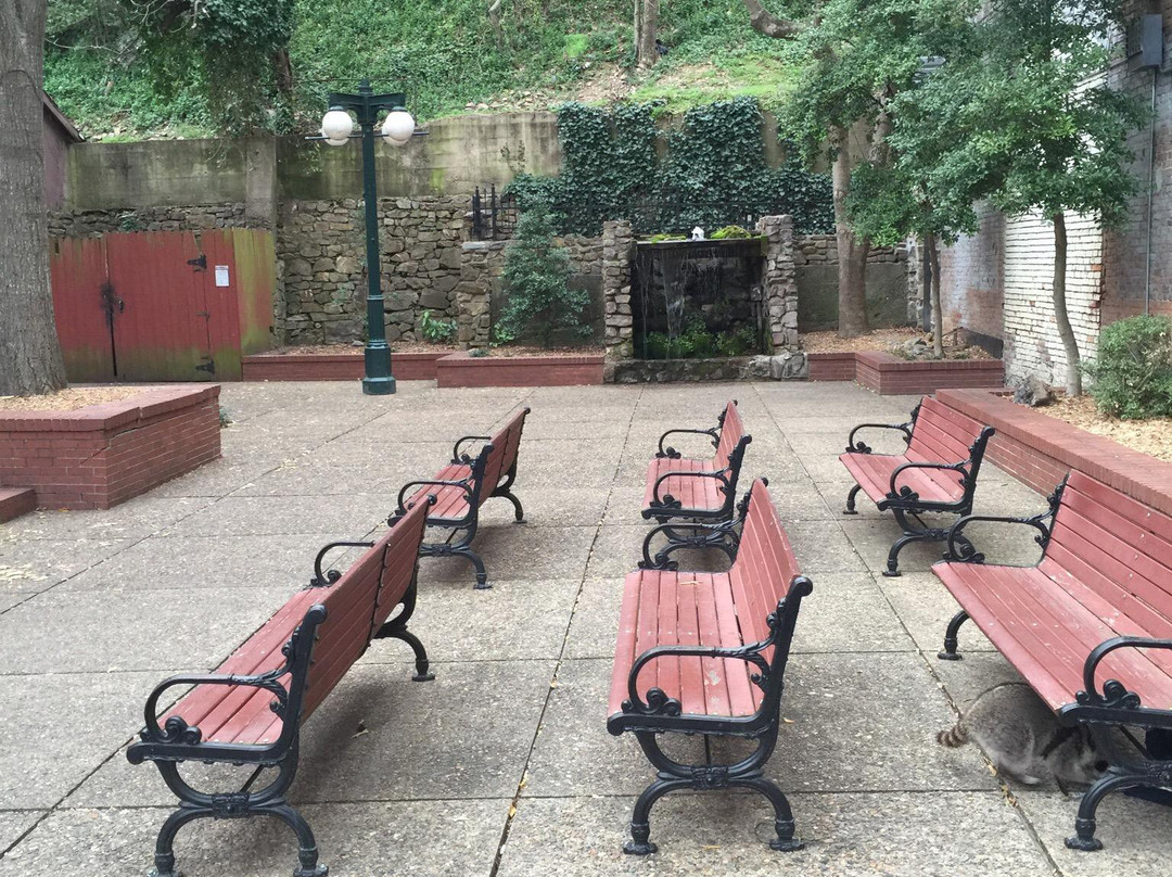 Kenneth Adair Memorial Park景点图片