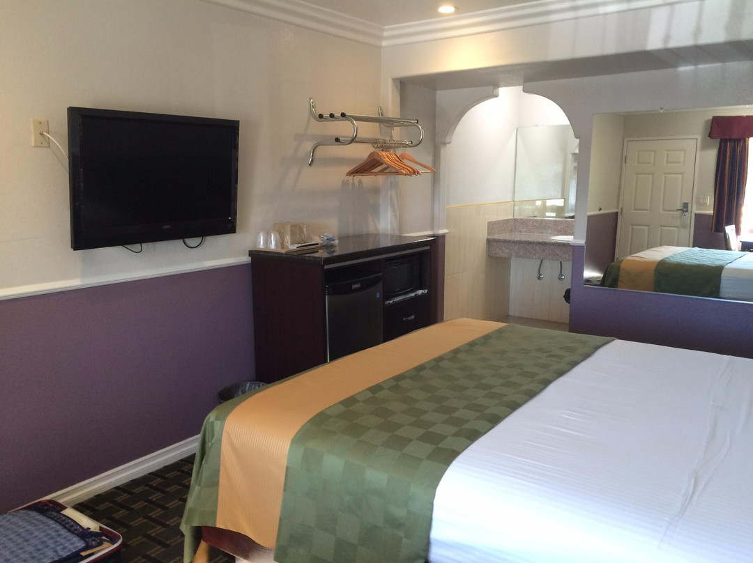 Half Moon Motel主图