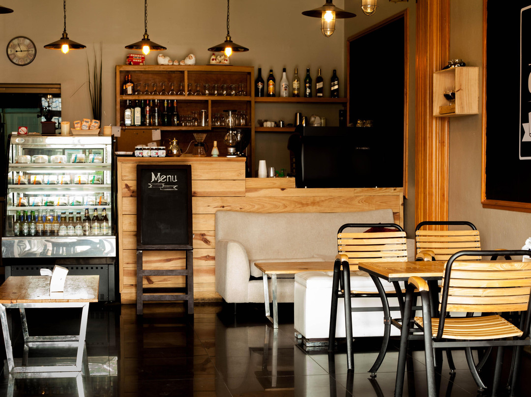 Kengtung餐馆和美食-Colina Cafe & Bistro