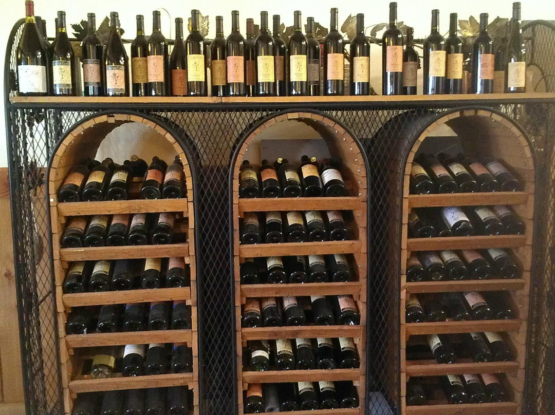Cascade Cliffs Vineyard & Winery景点图片