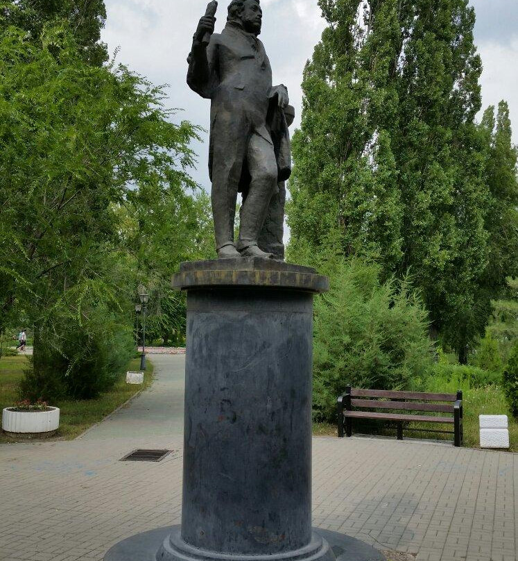 Statue of Pushkin-托木斯克必去景点