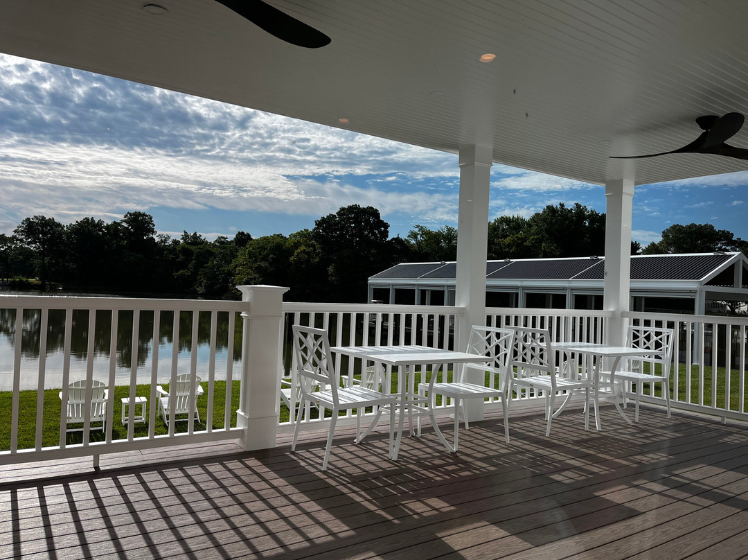 The Oaks Waterfront Hotel主图