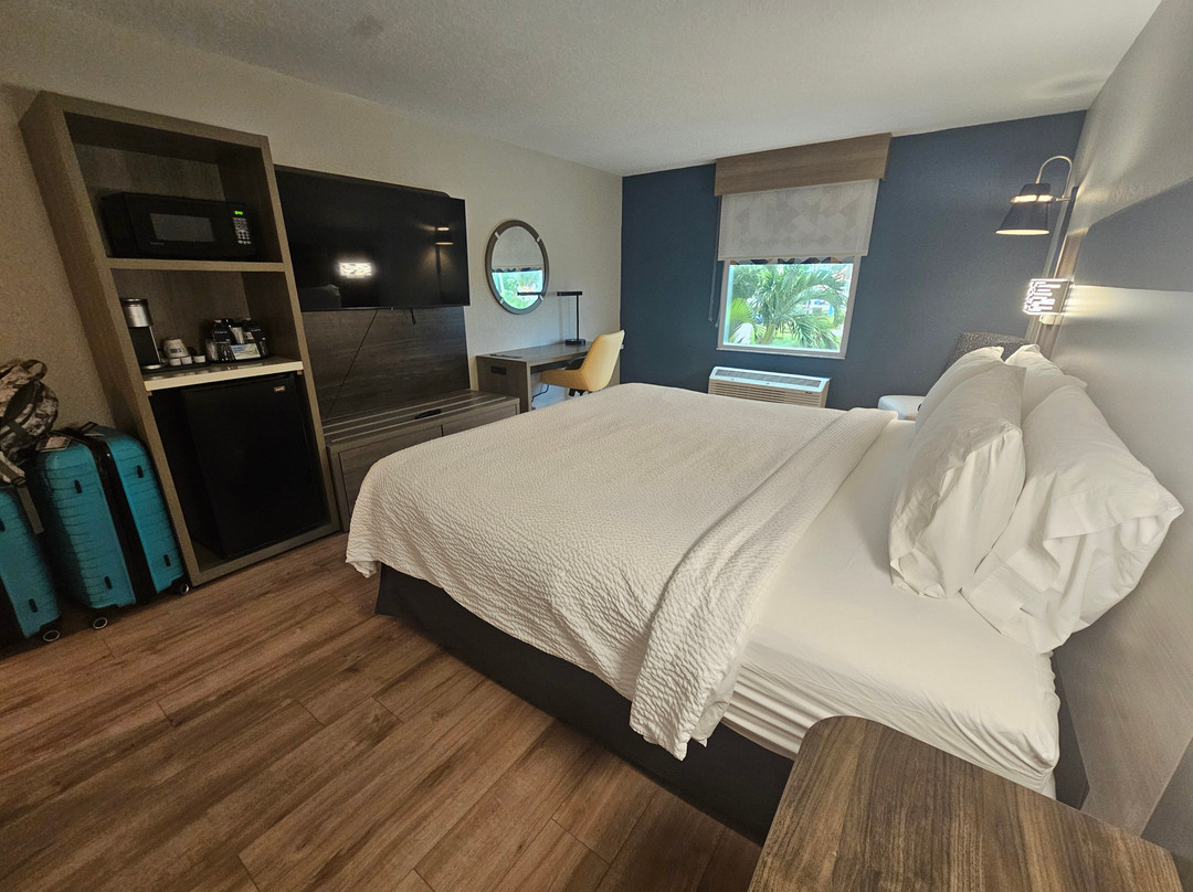 可可海滩智选假日套房酒店主图