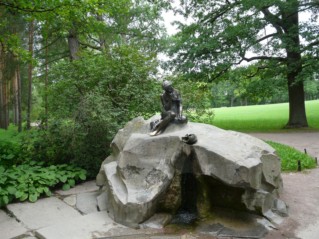 Fountain The Girl with Jar景点图片
