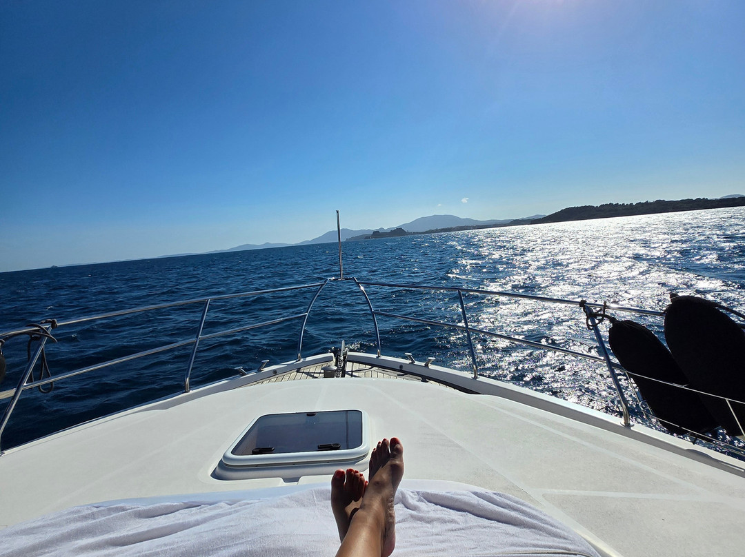 Family Luxury Yachting景点图片