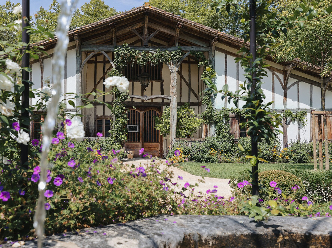 厄热涅草坪酒店主图