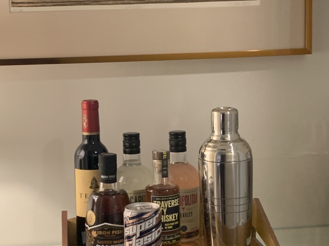 Otis Harbor Springs主图