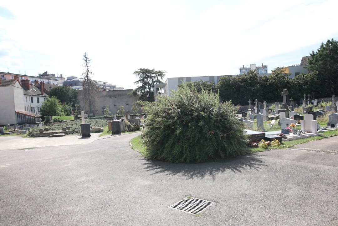 Cimetière De L'est-索恩河畔沙隆必去景点