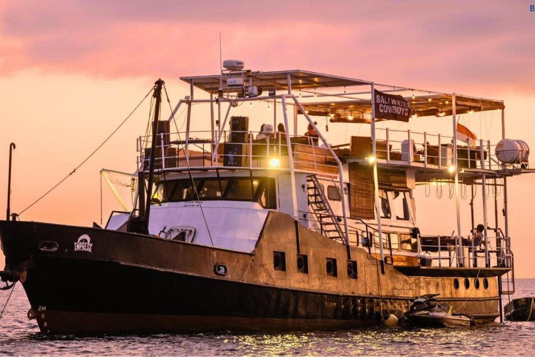 Floating Hotel Saltwater Cowboys