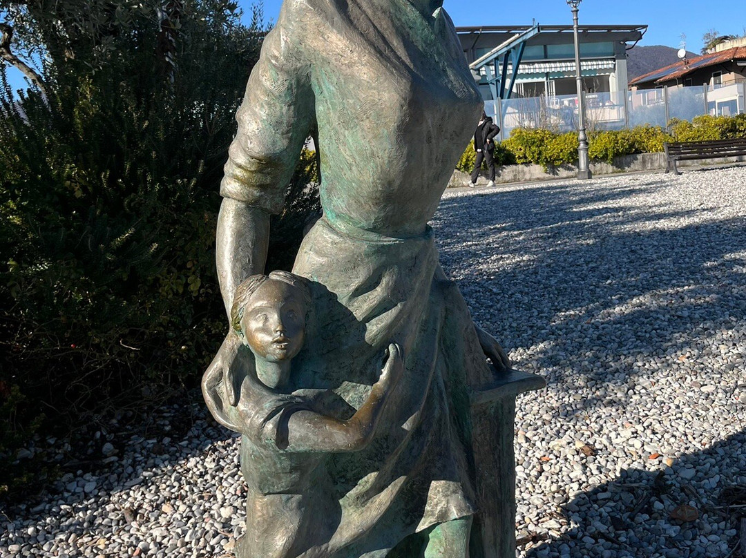 Statua Della Donna Del Lago-萨罗必去景点