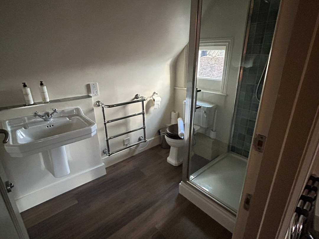 Charming Bedrooms at the Swan Inn Chiddingfold主图