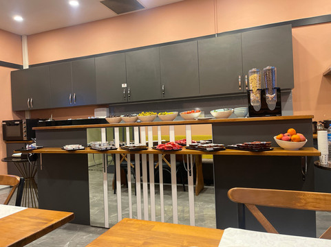 Roof 264 Hotel And Suites主图