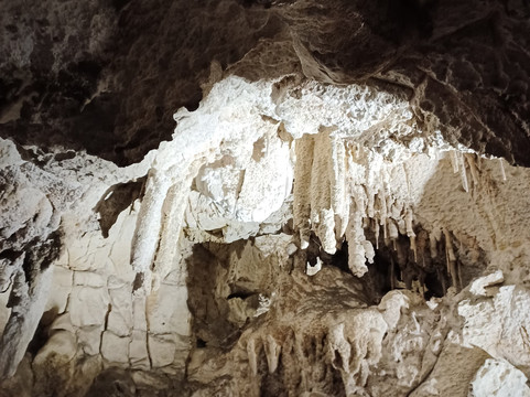 Grottes de Thouzon-Le Thor必去景点