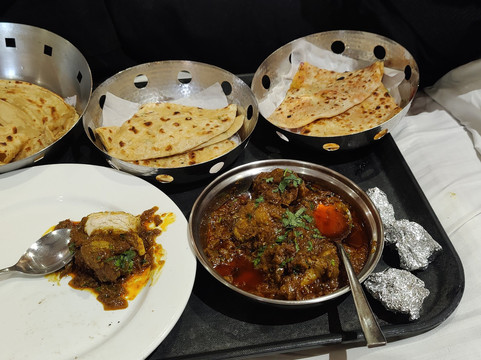 苏米特尔皇后庭院酒店主图